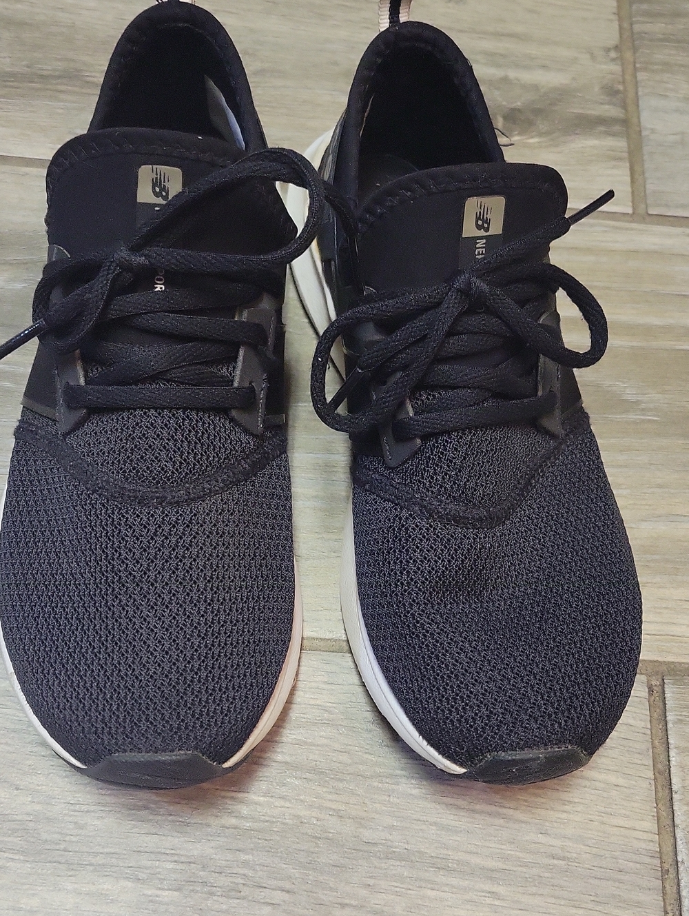 New Balance Womens Black Athletic Knit Sneakers with White Midsole